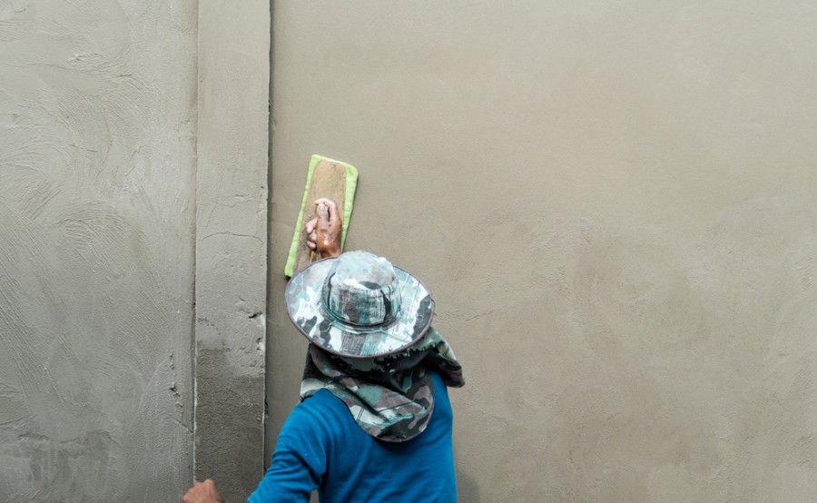 Quelles sont les étapes pour enduire un mur extérieur en parpaing ?